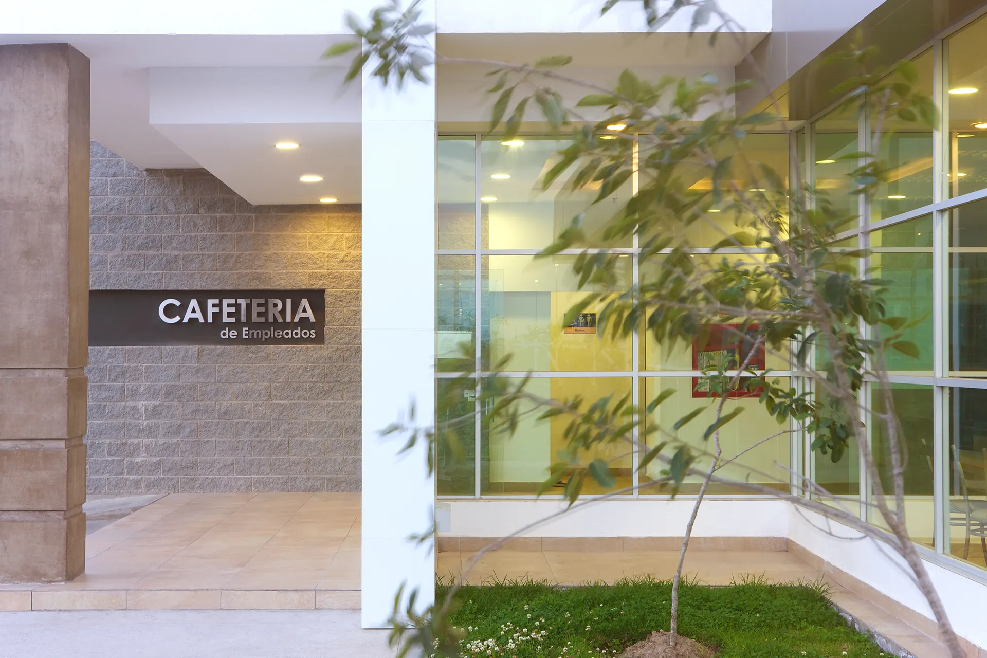 Cafetería Naiq | Diseño interior y remodelación de oficinas en Quito | CVD Arquitectura